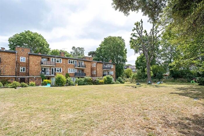 2 Bedroom Flat To Rent In Oak Hill, Woodford Green, IG8