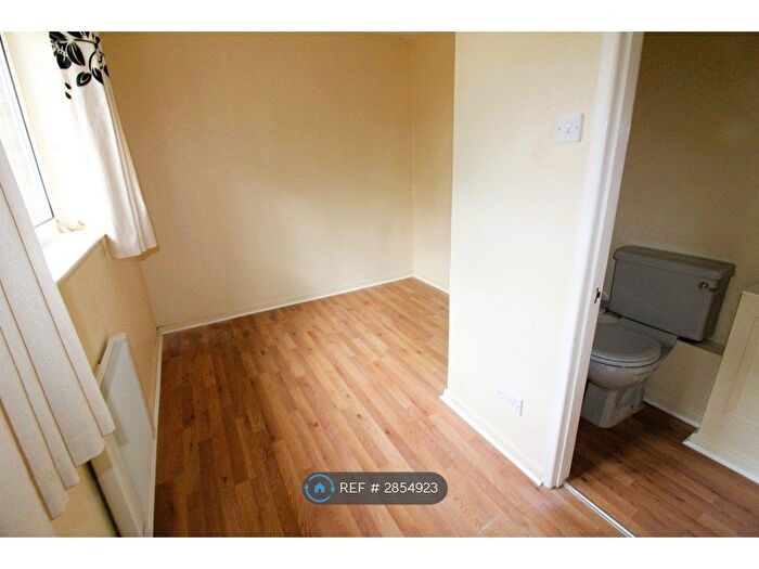 3 Bedroom Semi Detached House To Rent In Thresher Grove, Milton Keynes, MK12