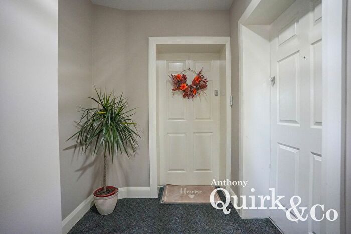 2 Bedroom Flat For Sale In Canvey Road, Canvey Island, SS8