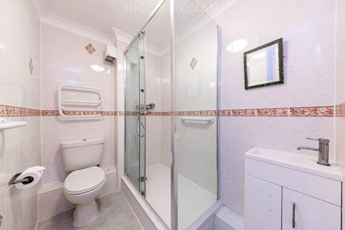 2 Bedroom Flat To Rent In Clifton Park Avenue, London, SW20