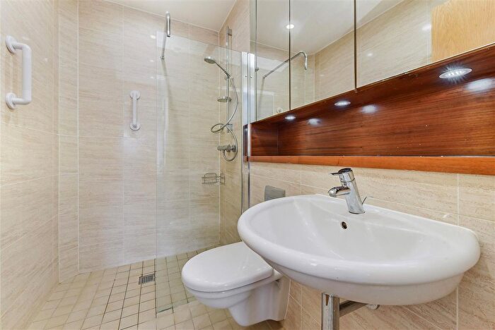2 Bedroom Flat For Sale In Tudor Court, Liphook, GU30