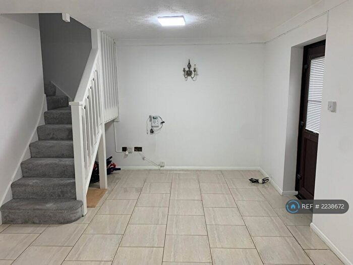 3 Bedroom Detached House To Rent In Edgecote, Milton Keynes, MK8