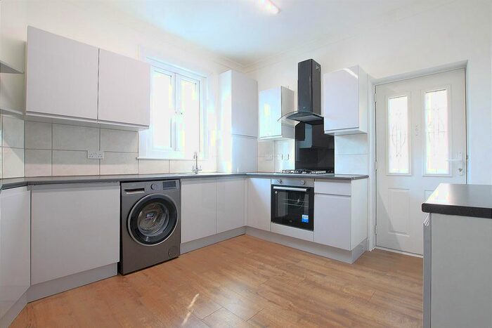 3 Bedroom Flat To Rent In Bath Road, Hounslow, TW5