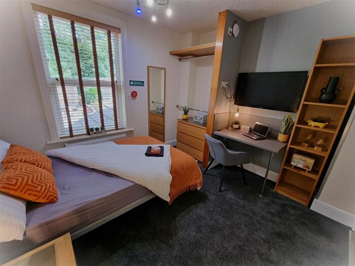 Studio To Rent In Richmond Road - Studio For /, LN1