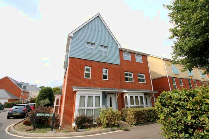 4 Bedroom Semi-Detached House To Rent In Redhill, Surrey, RH1