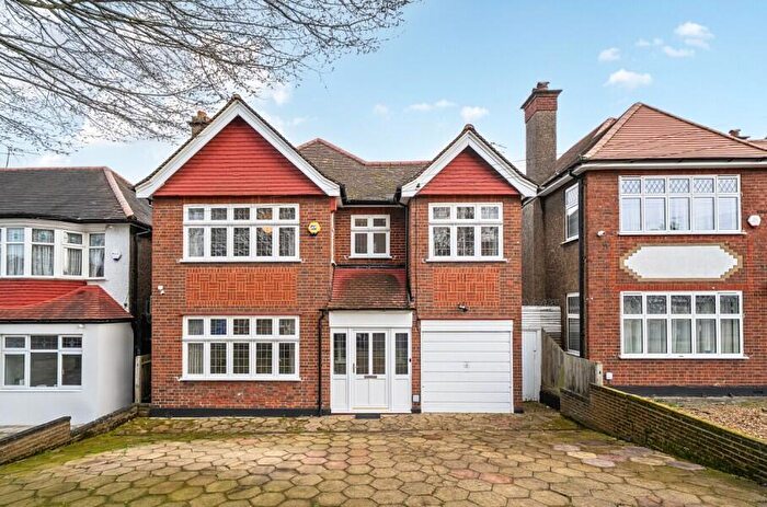 4 Bedroom Detached House For Sale In Shaftesbury Avenue, Kenton, HA3