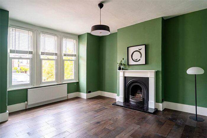3 Bedroom Flat To Rent In Valley Road, London, SW16