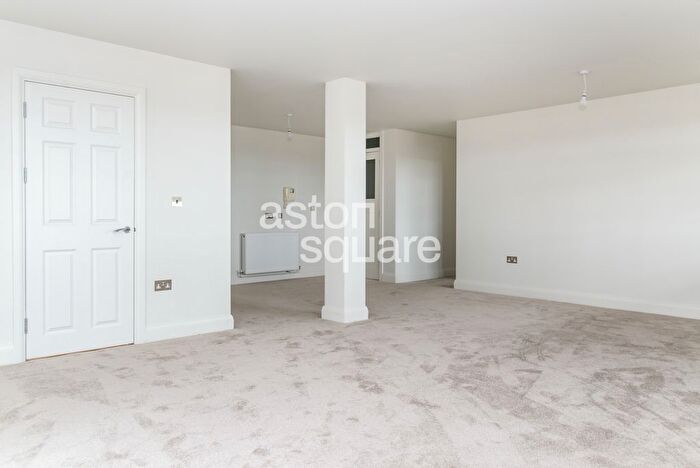 3 Bedroom Flat To Rent In Mulberry Close, London, NW4