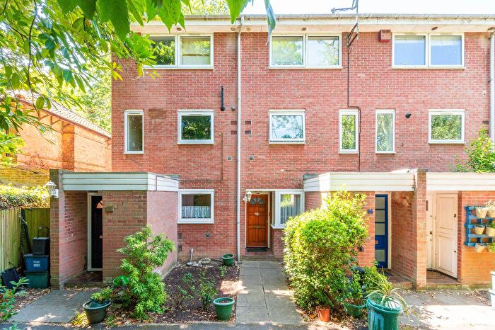 2 Bedroom Maisonette For Sale In Eskmont Ridge, Crystal Palace, London, SE19