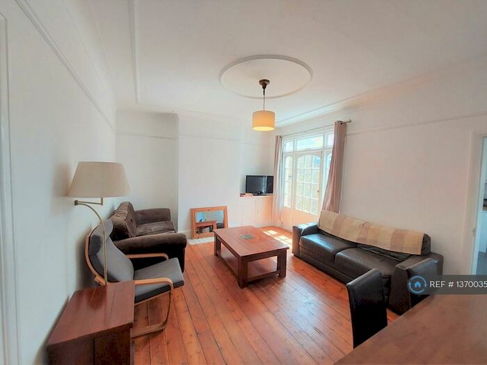 4 Bedroom Semi-Detached House To Rent In Leigh Gardens, London, NW10