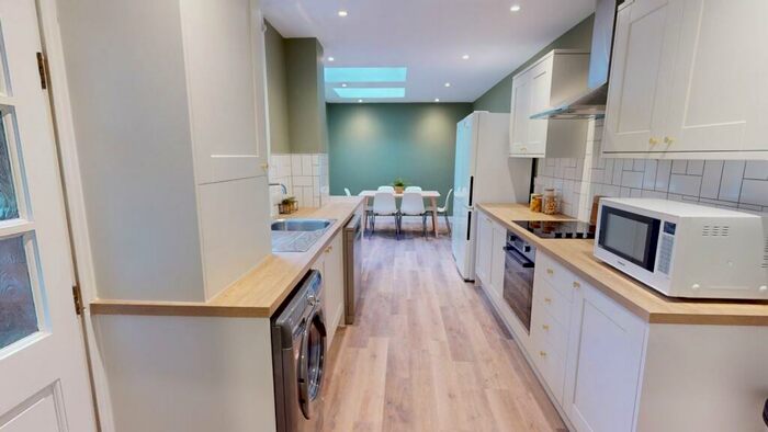 6 Bedroom House To Rent In Bute Avenue, NG7