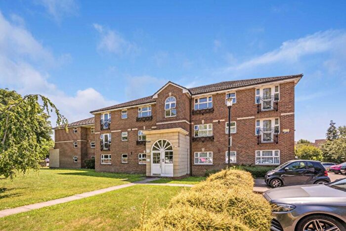 2 Bedroom Flat To Rent In Bunns Lane, Mill Hill, NW7