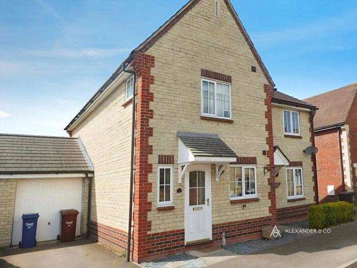 3 Bedroom Semi-Detached House To Rent In Corncrake Way, Bicester, OX26