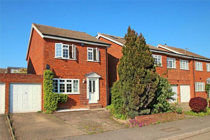 3 Bedroom Link Detached House To Rent In Green Lane, Staines-Upon-Thames, Surrey, TW18