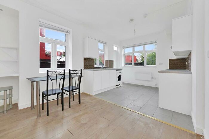 2 Bedroom Flat To Rent In Brondesbury Park, London, NW2