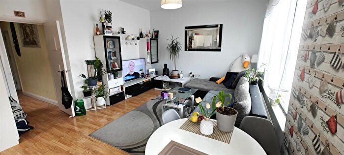 2 Bedroom Flat For Sale In Myddleton Road, Bowes Park, N22