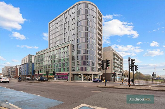 2 Bedroom Flat To Rent In Rick Roberts Way, Stratford, London, Greater London, E15