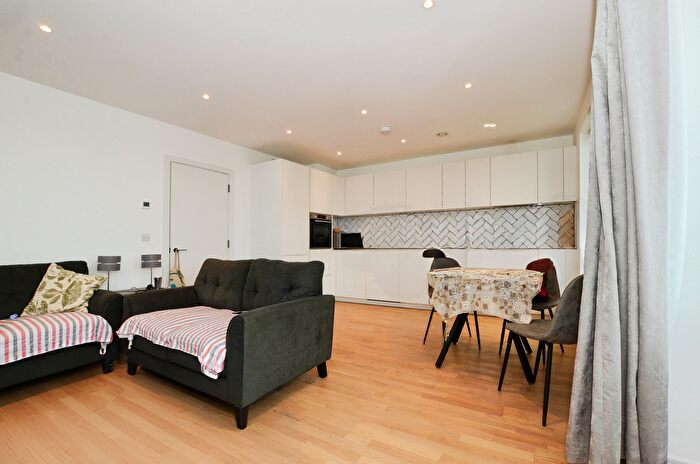 2 Bedroom Flat For Sale In Greenleaf Walk, Southall, UB1