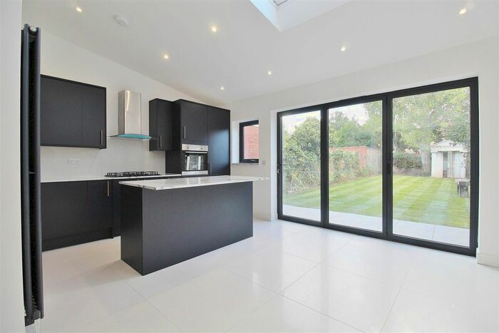 5 Bedroom Semi-Detached House To Rent In Jersey Road, Hounslow, TW5