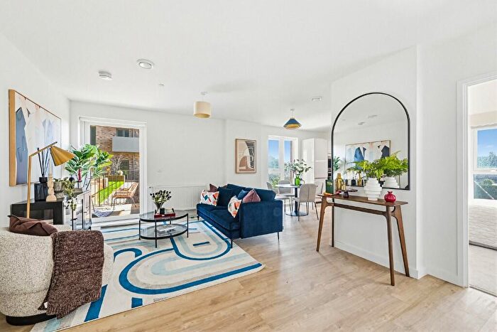 3 Bedroom Flat To Rent In Goodmayes Square, Ilford, London, IG3