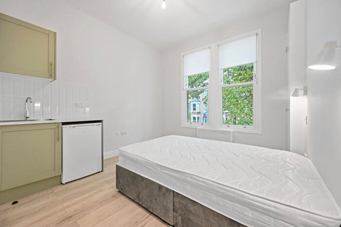 Apartment To Rent In St. Georges Avenue, London, N7