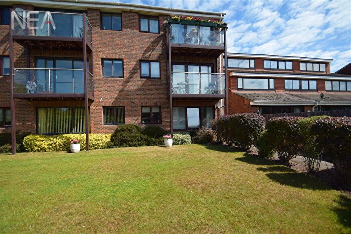2 Bedroom Flat To Rent In Cardinal Close, Caversham, Reading, RG4