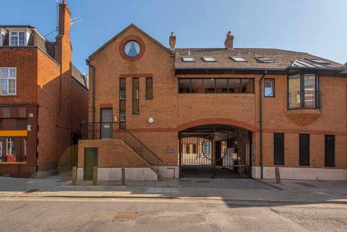 2 Bedroom Flat To Rent In Clarence Street, Richmond, TW9