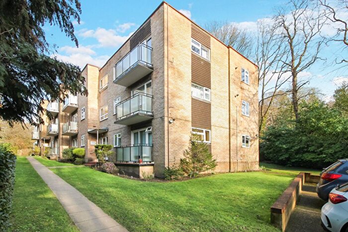 3 Bedroom Flat For Sale In Highgate Court, Farnborough, Farnborough, GU14