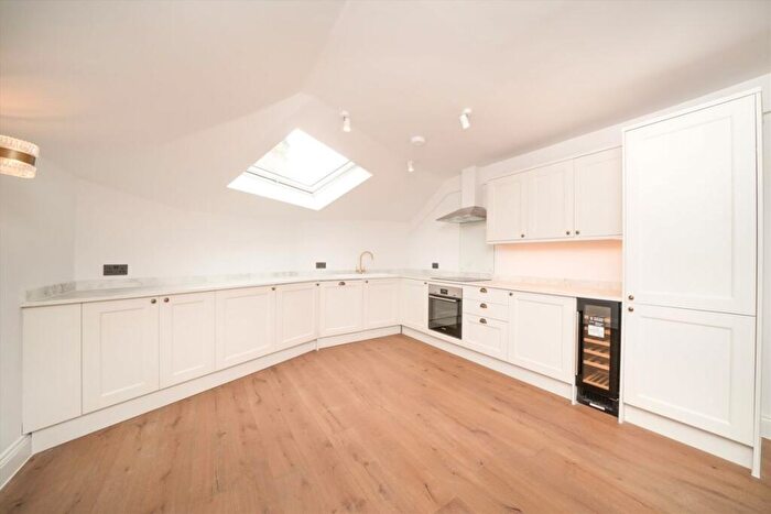 2 Bedroom Flat For Sale In Park Road, Hampton Wick, KT1