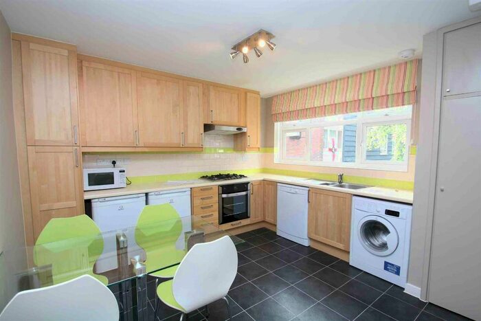 2 Bedroom Flat To Rent In Wayford Street, Clapham, London, SW11