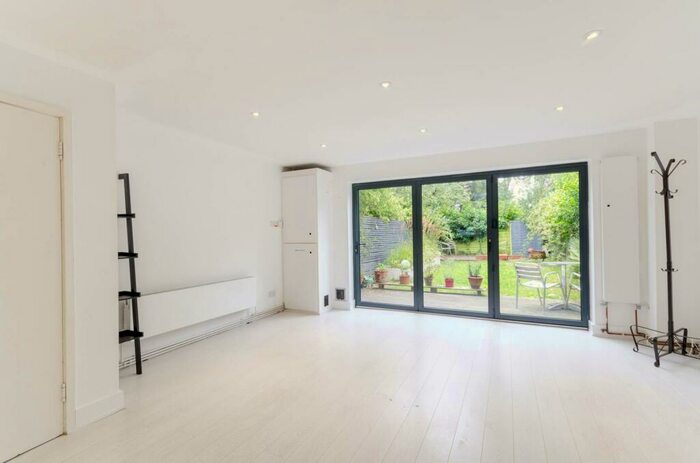 3 Bedroom House To Rent In Shirley Row, South Norwood, London, SE25