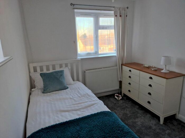 2 Bedroom Flat To Rent In Hawthorn Way, Shepperton, TW17