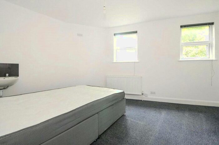 4 Bedroom Apartment To Rent In Lyndhurst Grove, London, SE15
