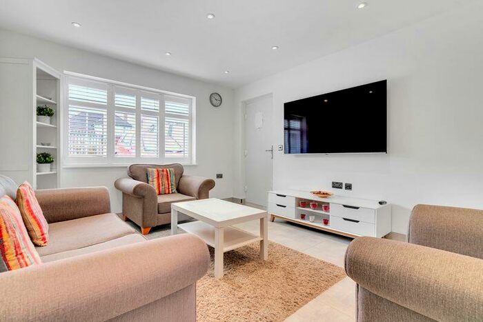 2 Bedroom Maisonette To Rent In Raglan Court, South Croydon, CR2