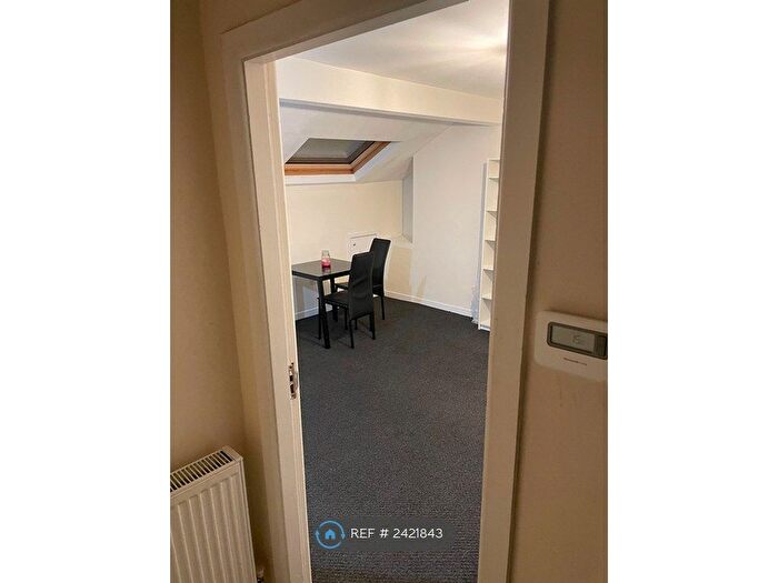 1 Bedroom Flat To Rent In Whetley Grove, Bradford, BD8