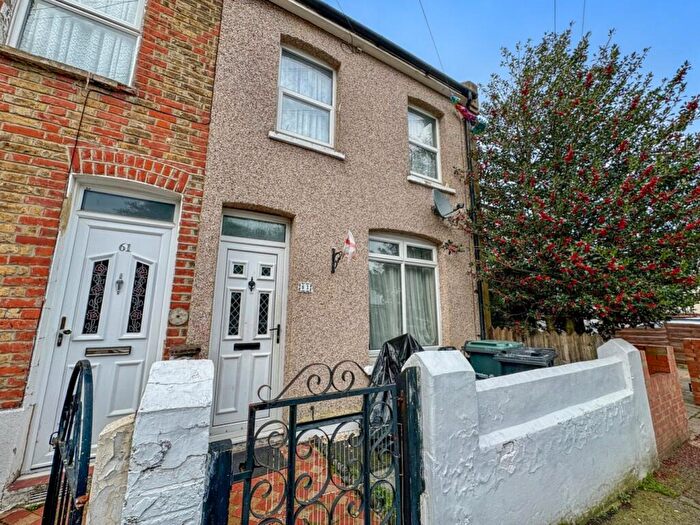 3 Bedroom End Of Terrace House For Sale In Raphael Road, Gravesend, Kent, DA12
