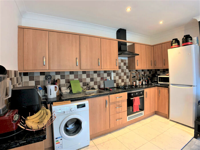 4 Bedroom Flat To Rent In Kings Avenue, SW12