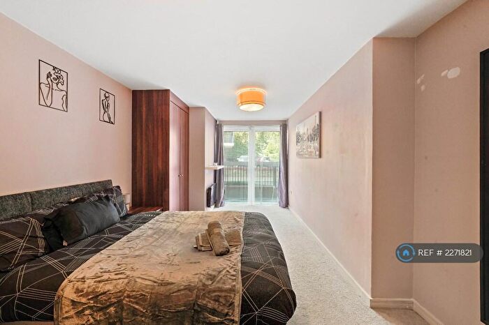 2 Bedroom Flat To Rent In Hood Point, London, SE16