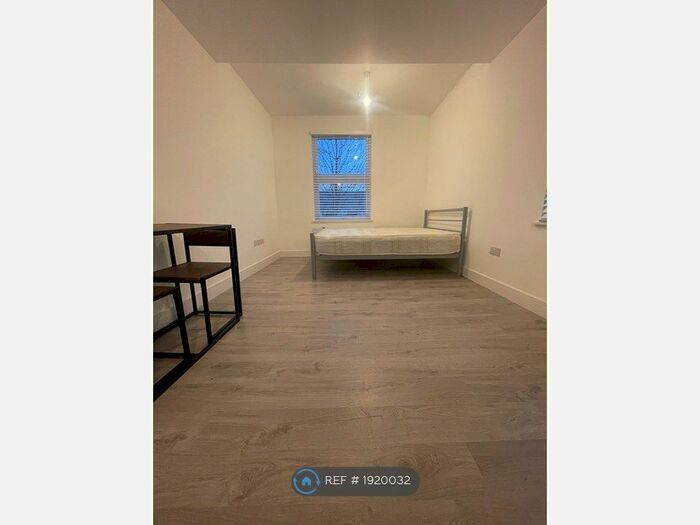 Studio To Rent In Waldeck Road, London, N15