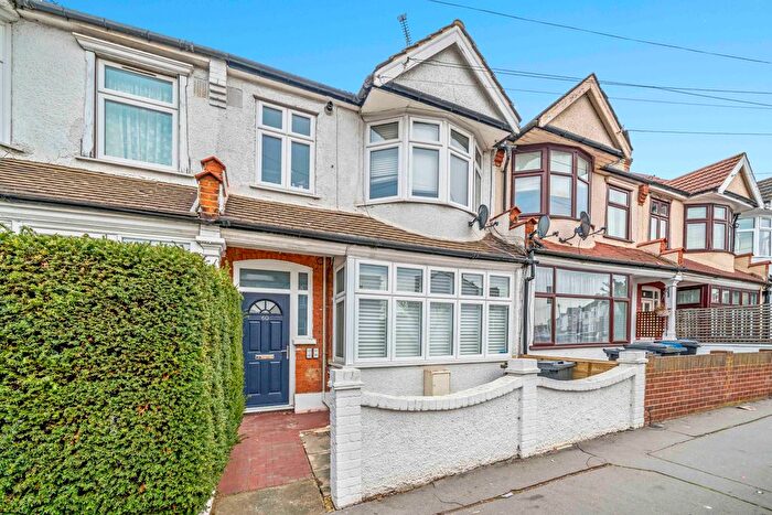 2 Bedroom Flat To Rent In Bishops Park Road, London, SW16