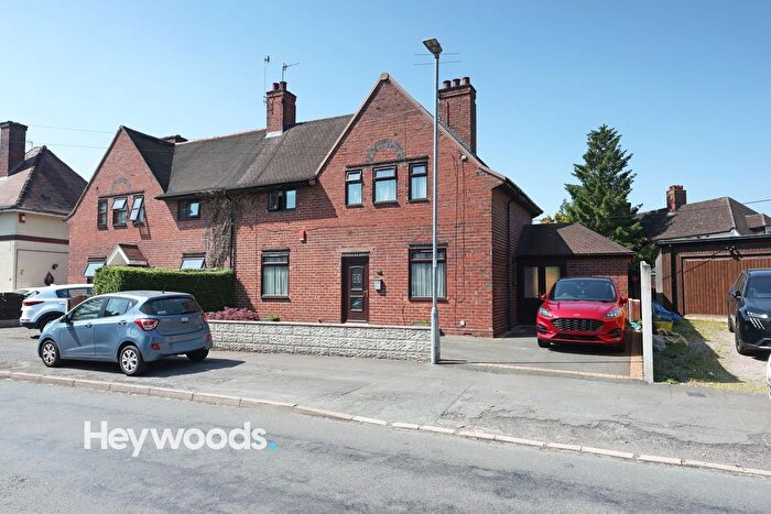 3 Bedroom Semi-Detached House For Sale In Keelings Drive, Harpfields, Stoke-On-Trent, ST4
