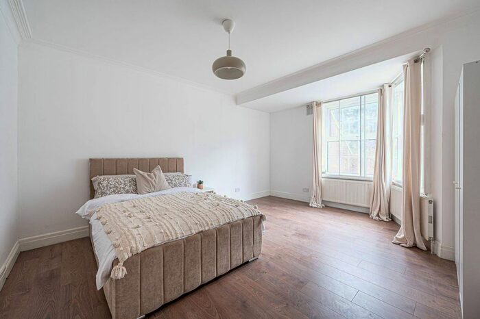 2 Bedroom Flat To Rent In Hocroft Court, Child's Hill, London, NW2