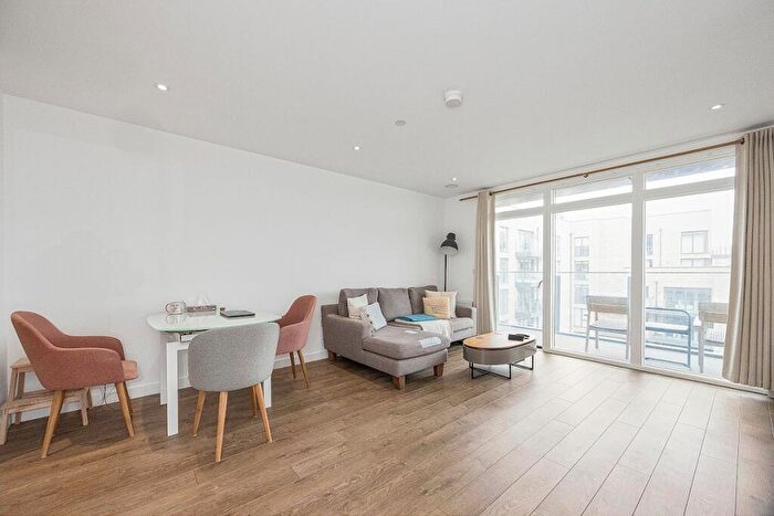 2 Bedroom Apartment For Sale In Lamington Heights, Poplar, E14