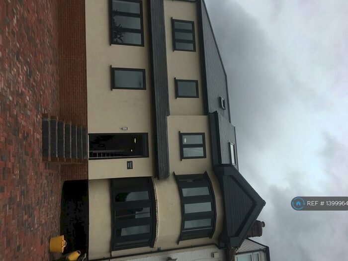 2 Bedroom Flat To Rent In Ridgeway, Woodford Green, IG8