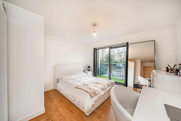 3 Bedroom Flat For Sale In St. Georges Grove, Earlsfield, SW17