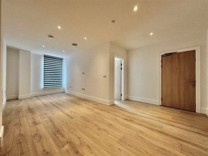 1 Bedroom Apartment To Rent In Pycroft Road, Chertsey, KT16