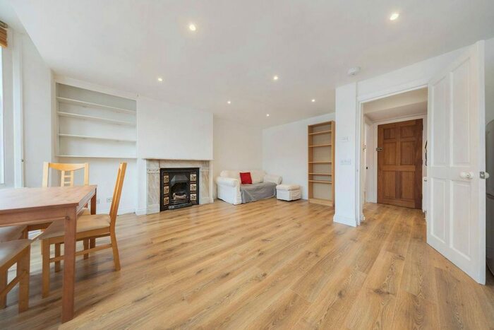 2 Bedroom Flat To Rent In Stormont Road, Clapham Common North Side, London, SW11
