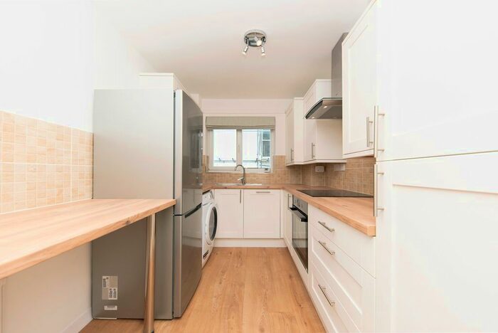 2 Bedroom Flat To Rent In Hanover Court, SW19