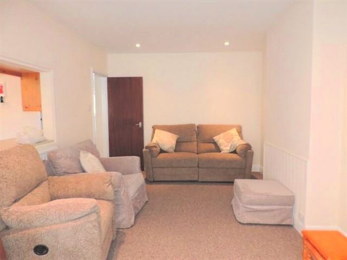 4 Bedroom Semi-Detached House To Rent In Worplesdon Road, Guildford, GU2