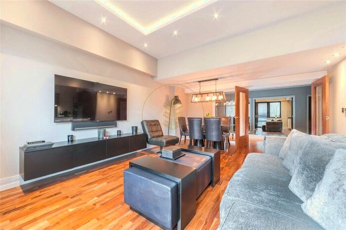 2 Bedroom Flat To Rent In Madoc Close, Childs Hill, London, NW2